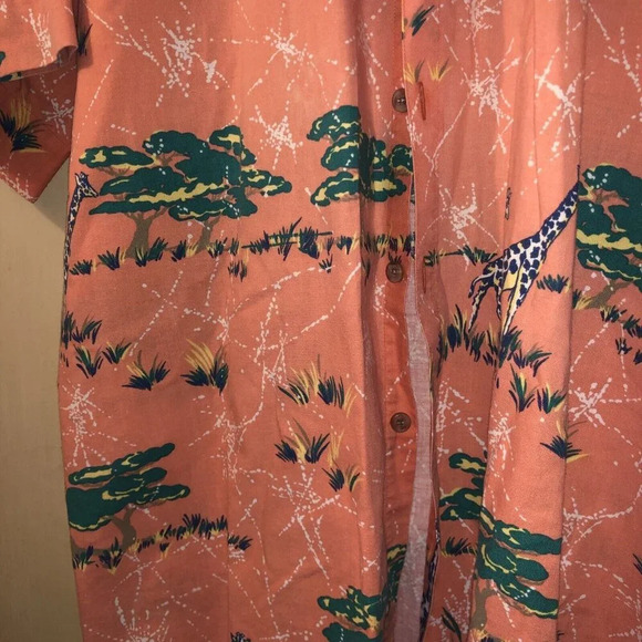 Giraffe Print Size M Button Up Collared Shirt Short Sleeve - Picture 3 of 5